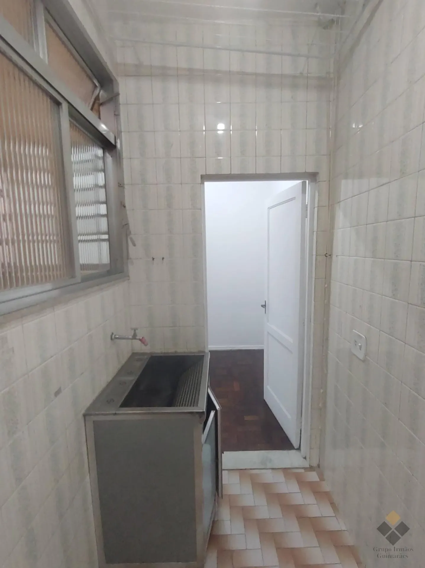 Apartment on the 4th floor with wood or laminate floors — photo 5