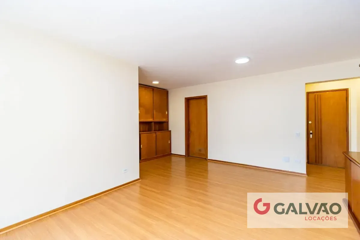 Glass-enclosed balcony in a 3-bedroom apartment, 116 m² — photo 19
