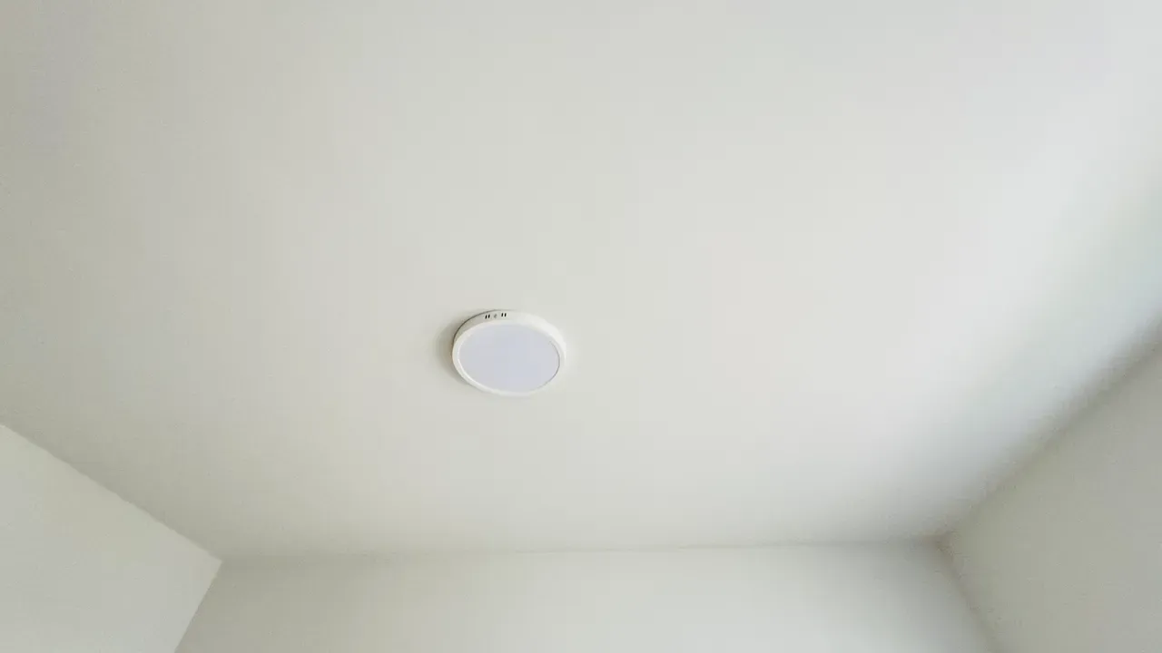 2-bedroom apartment in a building with a gym — photo 11