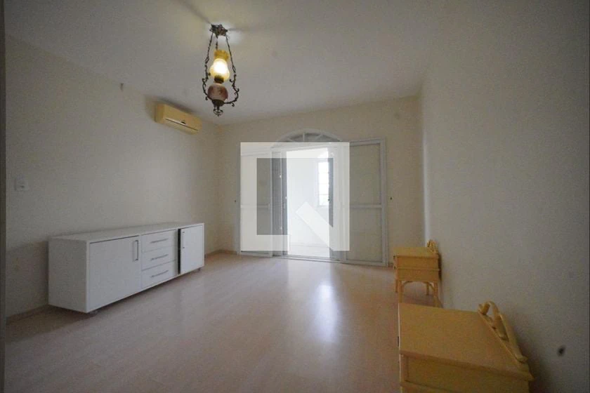 Furnished house, 350 m², with a glass-enclosed balcony — photo 7