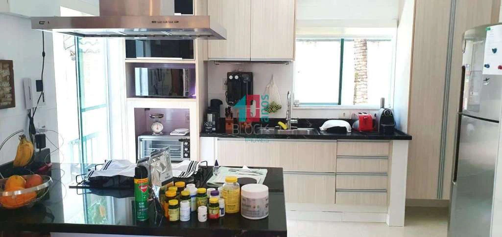 Condominium house with 4 suites and a home office desk — photo 19