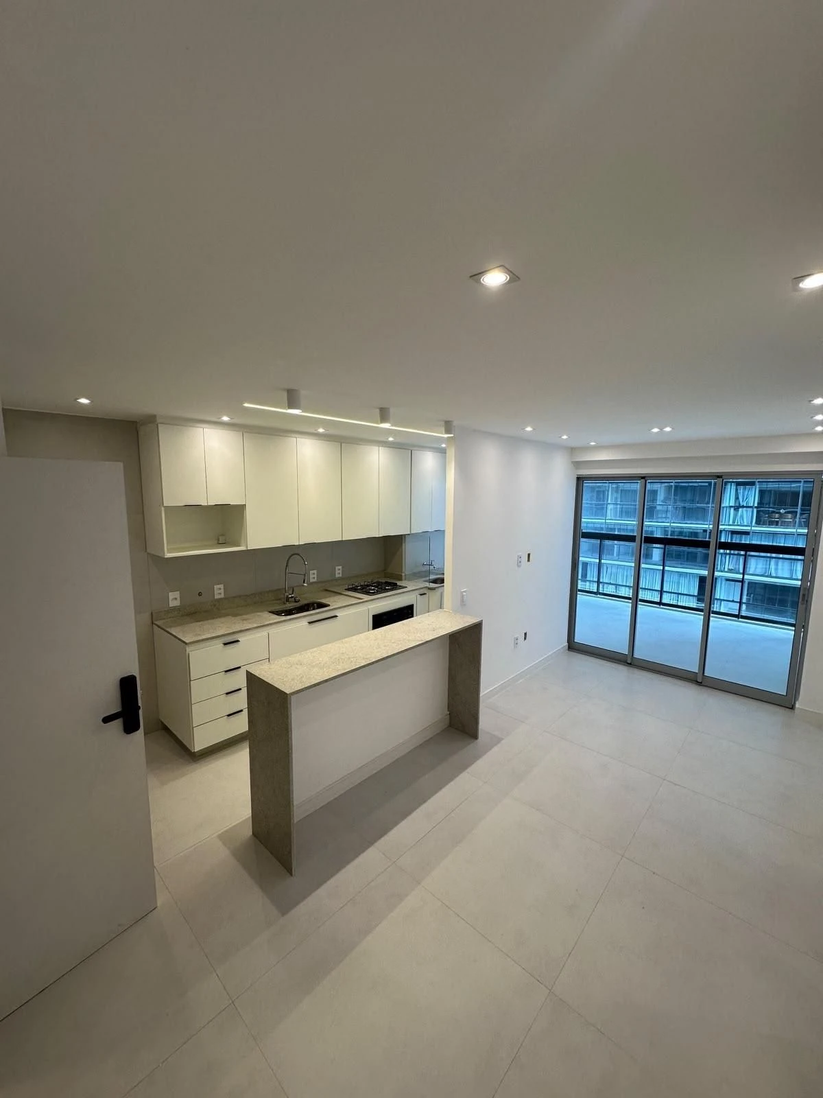 Floor-to-ceiling windows in a 2-bedroom apartment, 84 m² — photo 27