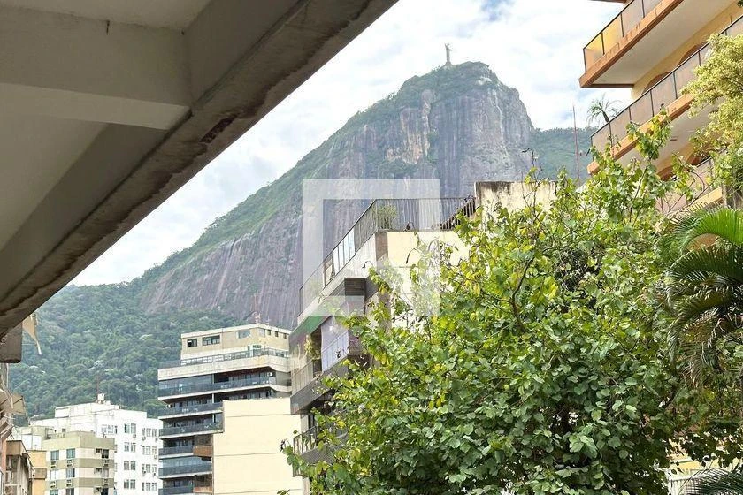 Glass-enclosed balcony in a 4-bedroom apartment, 113 m² — photo 4