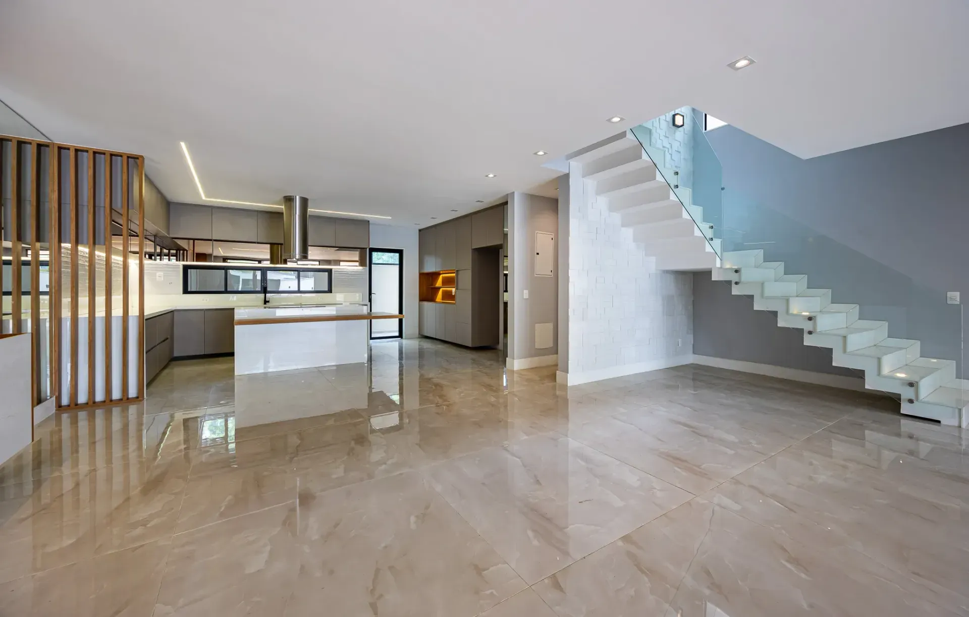 Furnished house with 5 suites and floor-to-ceiling windows — photo 30