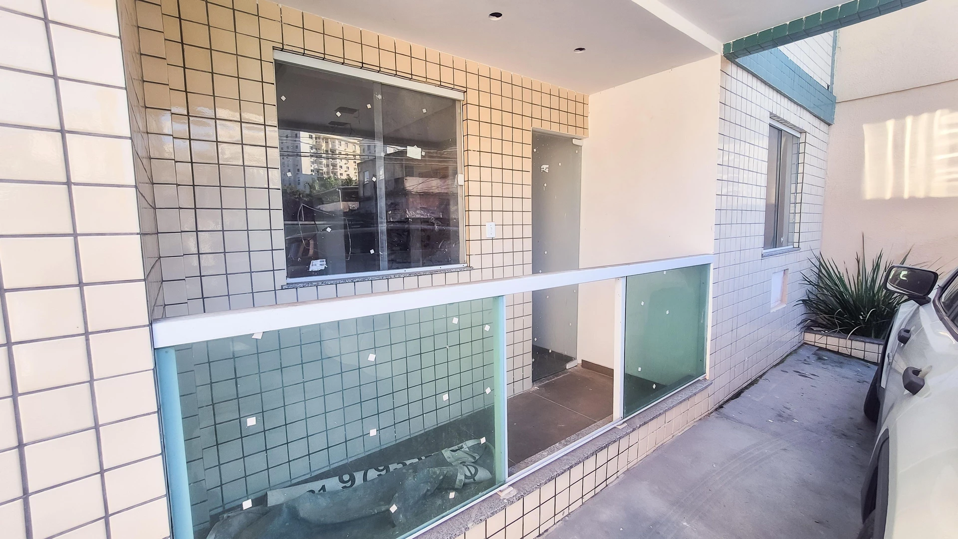Apartamento com 2 quartos e box de vidro no banheiro — photo 7