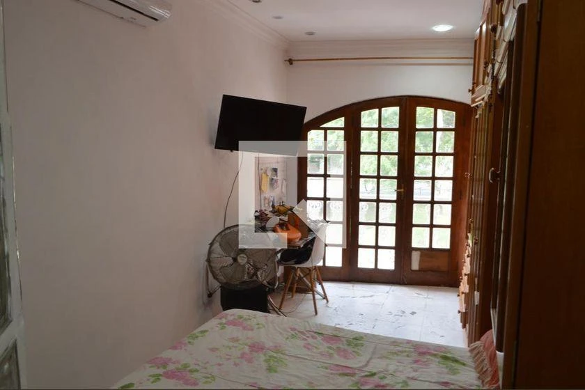 4-bedroom house with a park view — photo 12