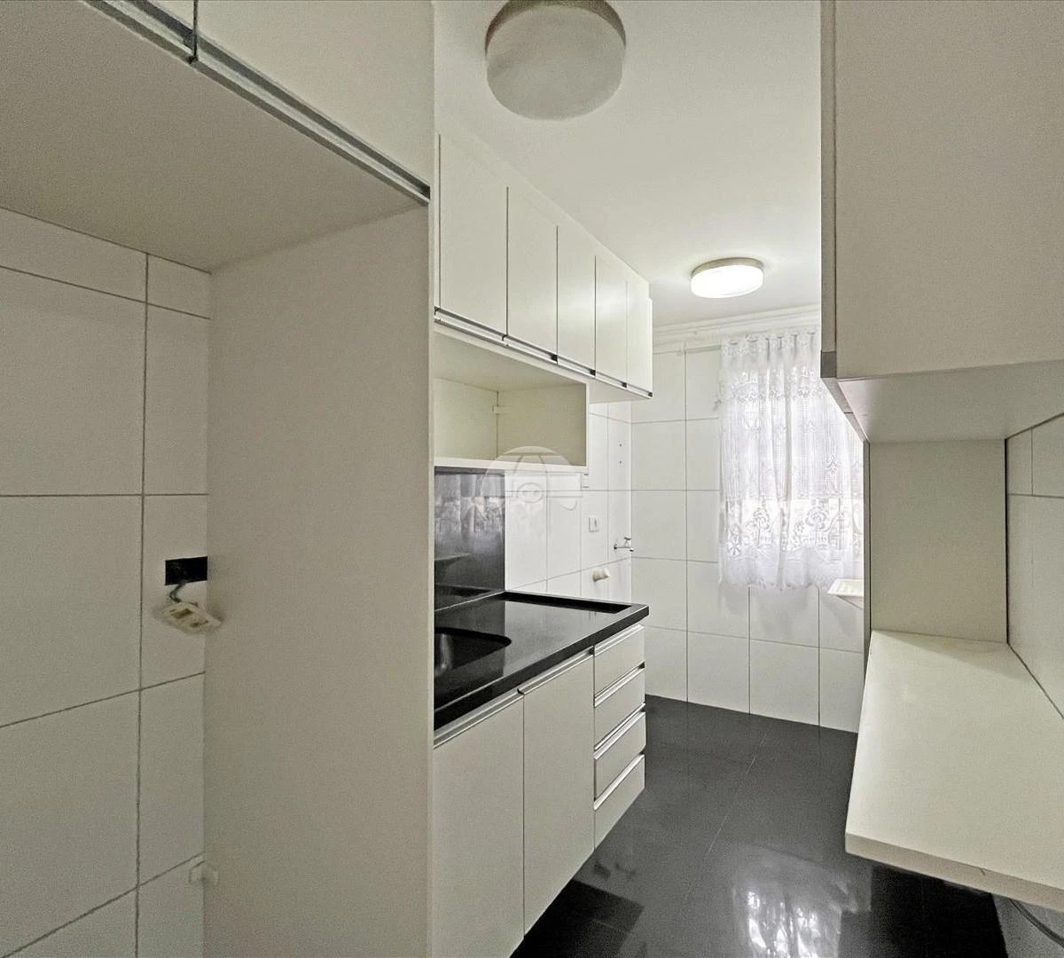 Apartment, 46 m², with wood or laminate floors — photo 2