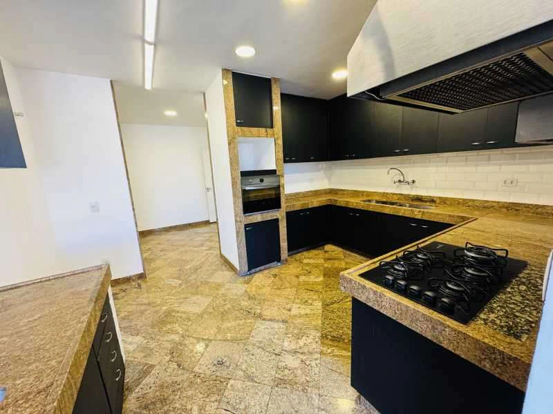 250 m² apartment with 4 bedrooms, 5 bathrooms and 3 parking — photo 9