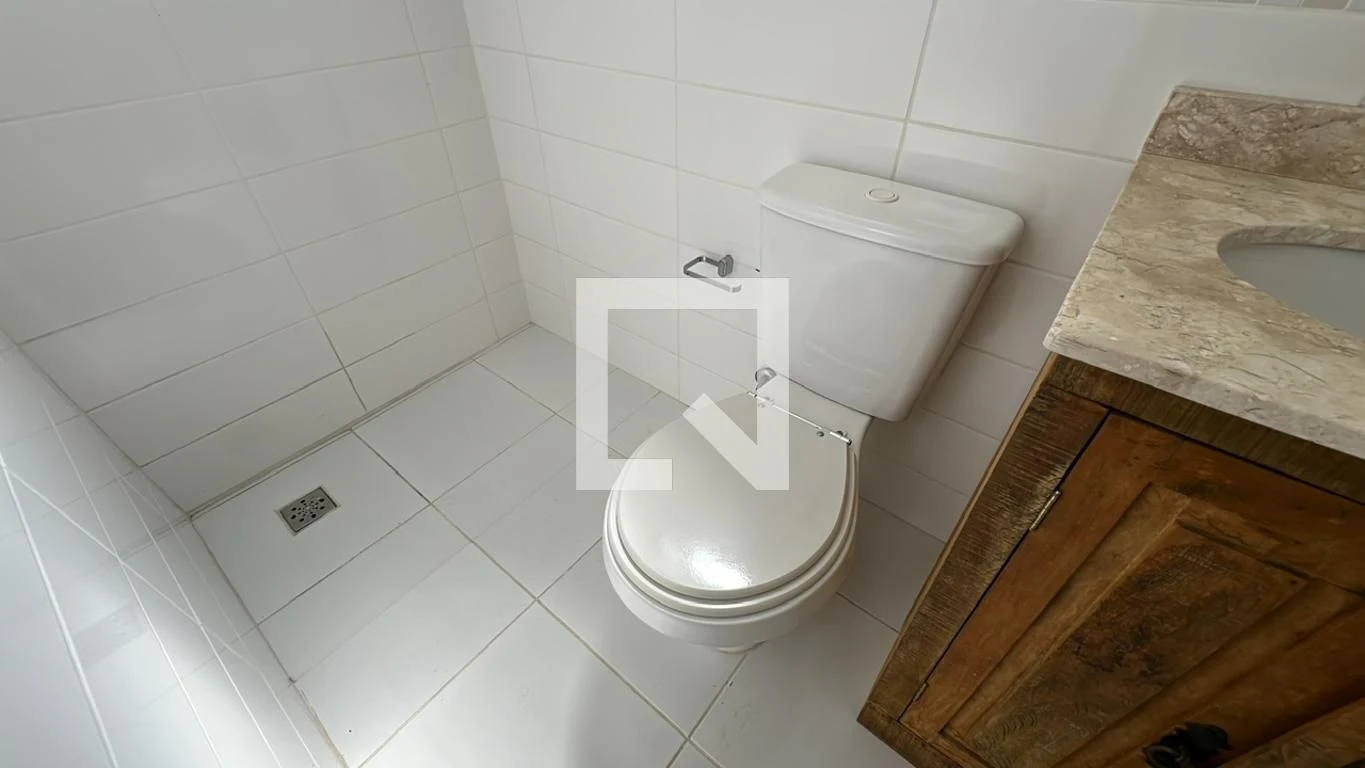 3-bedroom house with a glass-enclosed balcony in Curitiba — photo 47