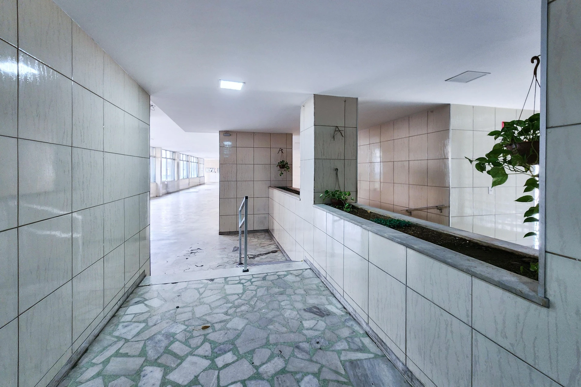 1-bedroom unfurnished apartment with 1 bathroom and parking — photo 31
