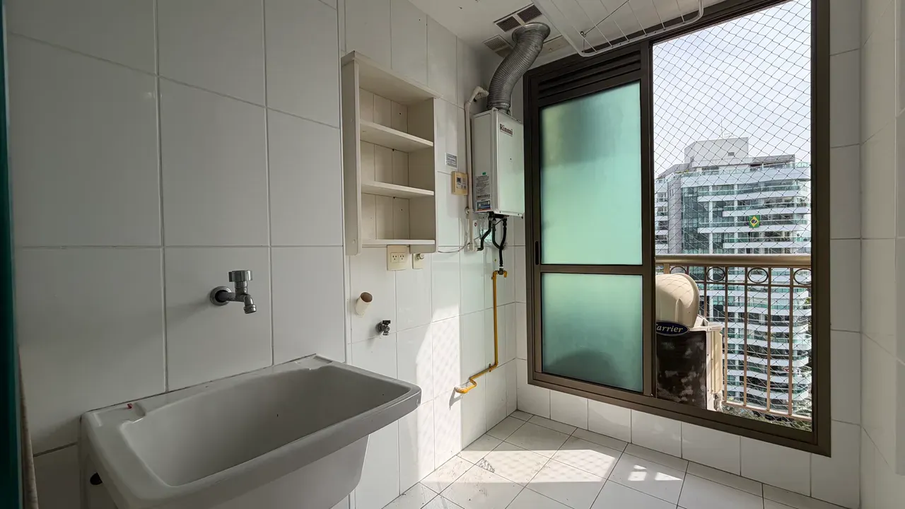 157 m² apartment with 4 bedrooms, 3 baths, balcony — photo 21