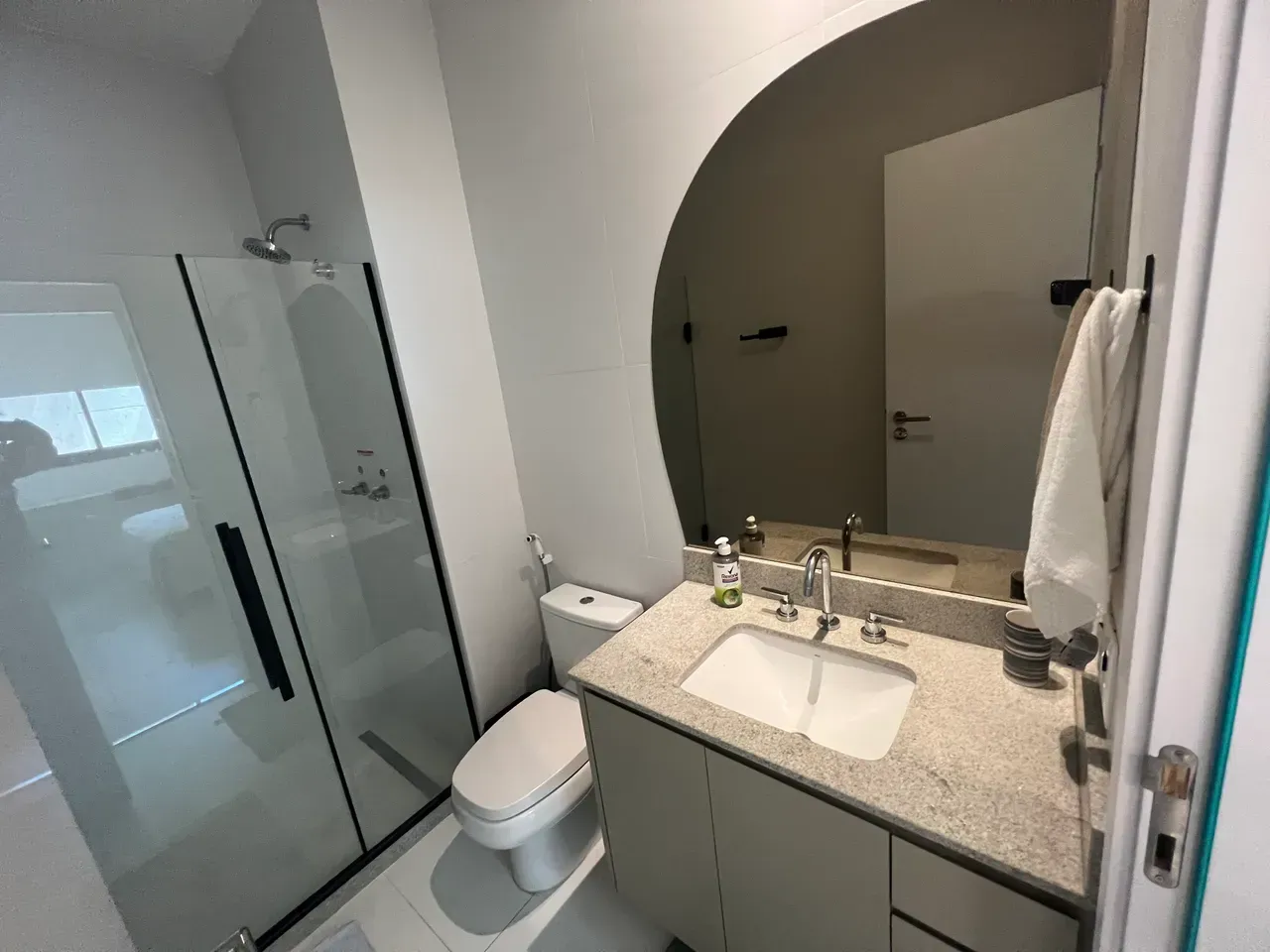 Furnished 2-bedroom apartment with open-plan gas kitchen — photo 16