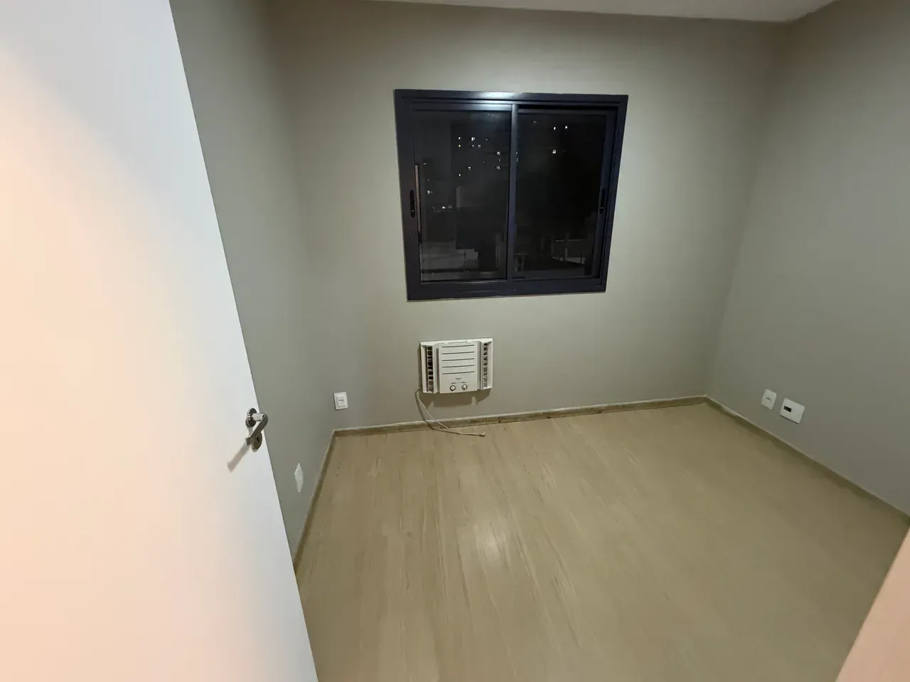 2-bedroom apartment in a building with a gym — photo 11