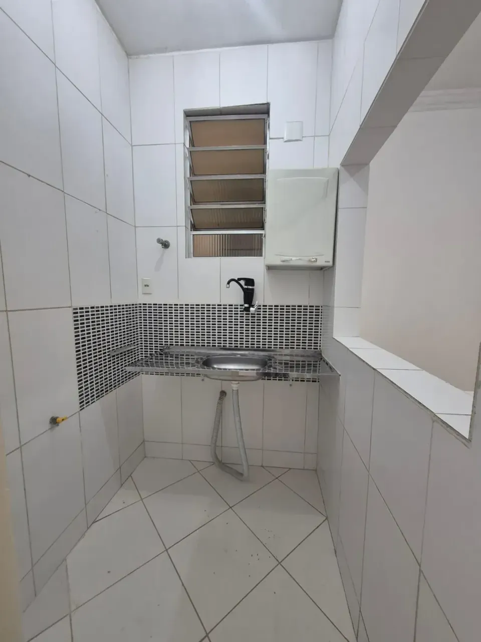 Unfurnished 1-bedroom apartment with a closed kitchen — photo 15