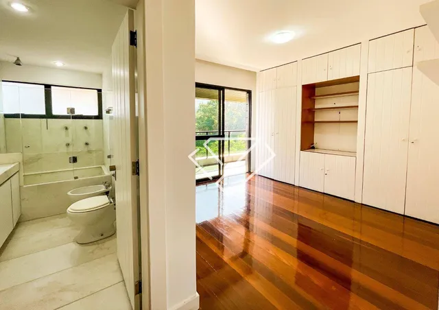 4-bedroom apartment with a balcony and laundry area — photo 11
