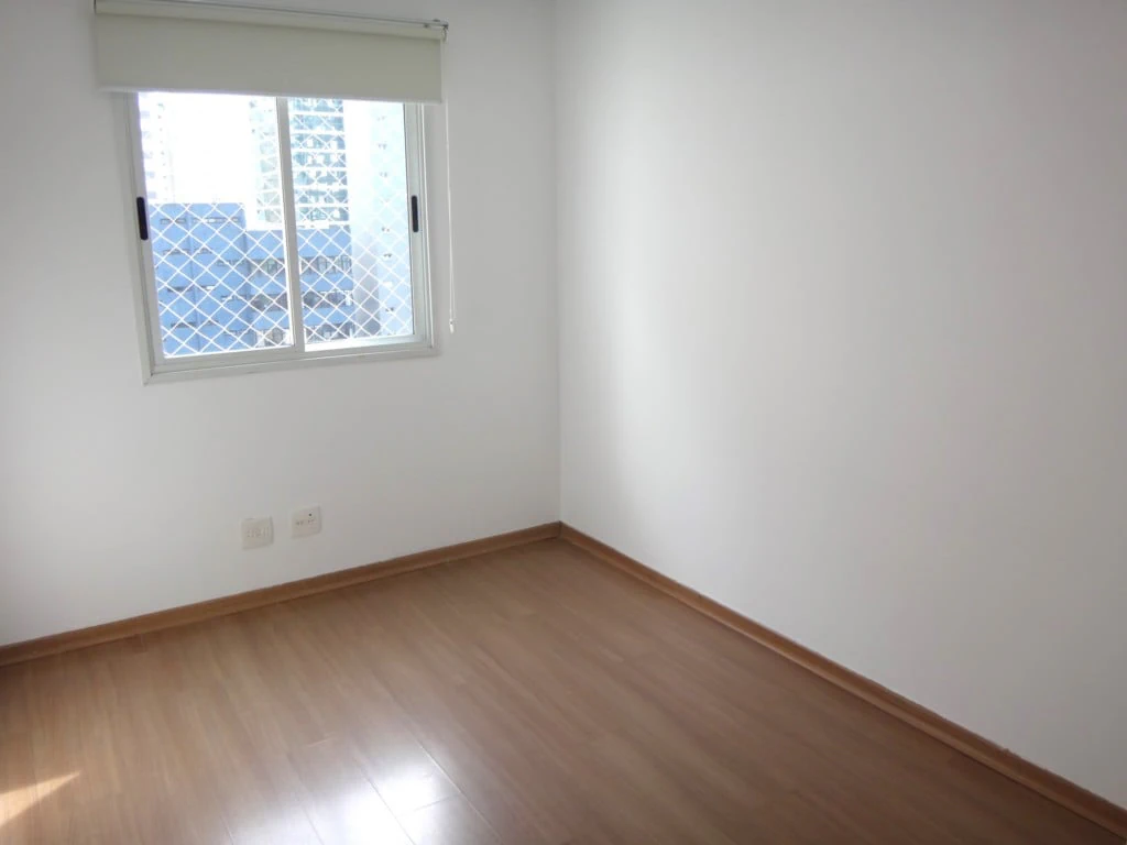3-bedroom apartment with wood or laminate floors — photo 4