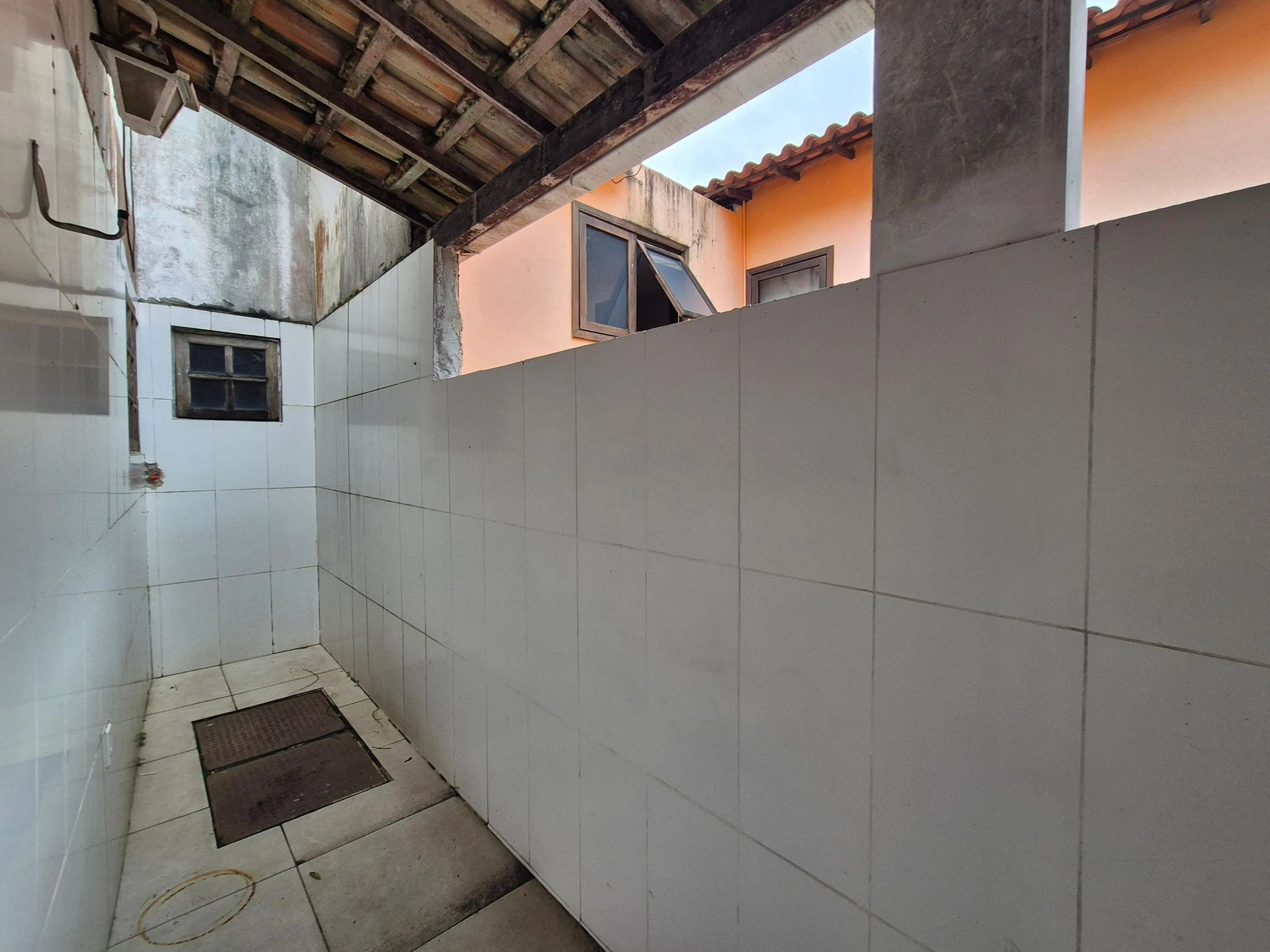 Balcony with a grill in a 3-bedroom house, 150 m² — photo 34