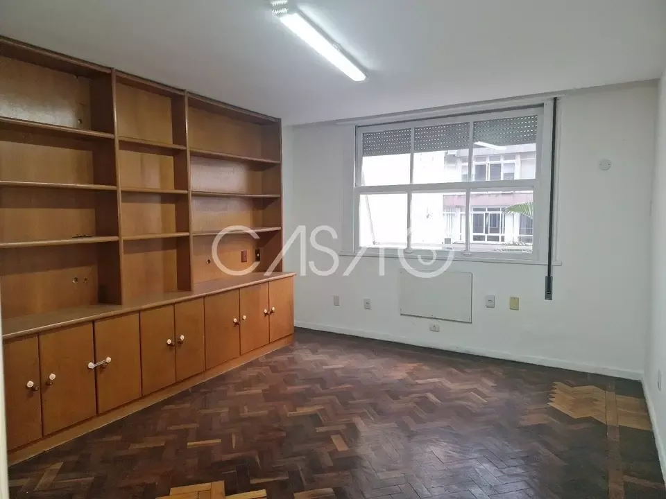 Apartamento com 4 quartos e cozinha fechada com fogão — photo 11
