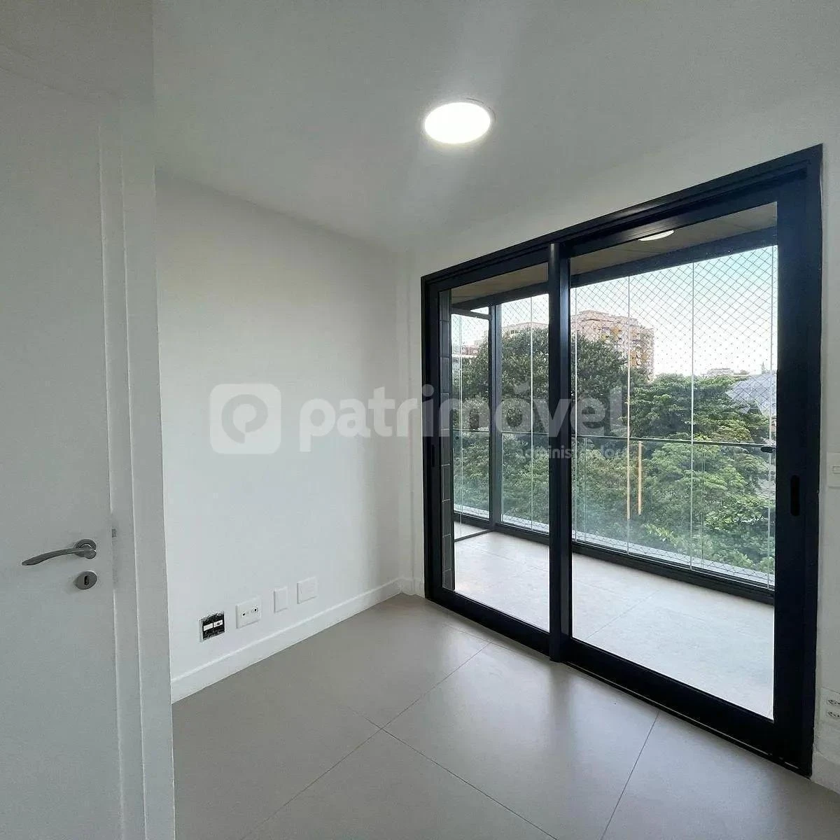 Невмебльована квартира з 3 кімнатами та 197 м² — photo 12