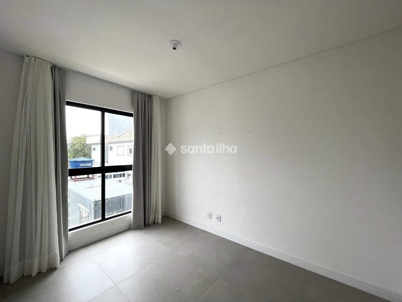 Balcony with a grill in a 2-bedroom apartment, 59 m² — photo 22
