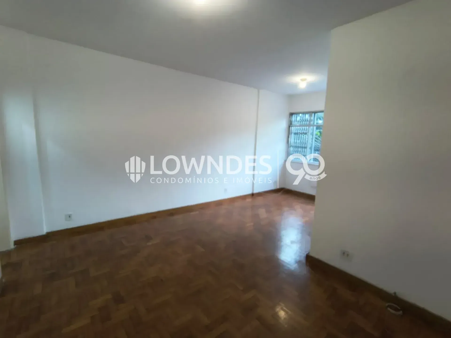 3-bedroom apartment with wood or laminate floors — photo 11