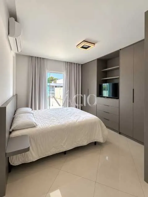400 m² house with a glass-enclosed balcony and a bathtub — photo 4