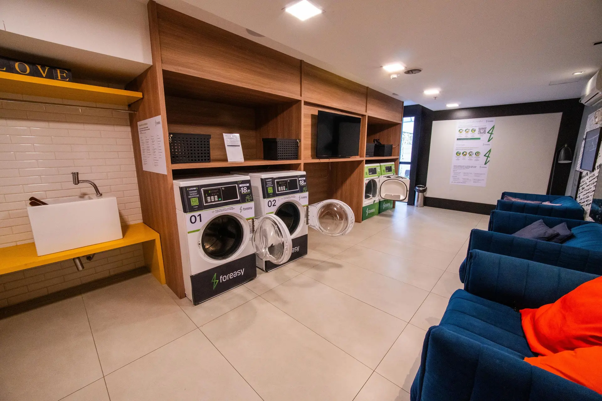 Furnished studio with 1 bedroom and 1 bathroom — photo 8