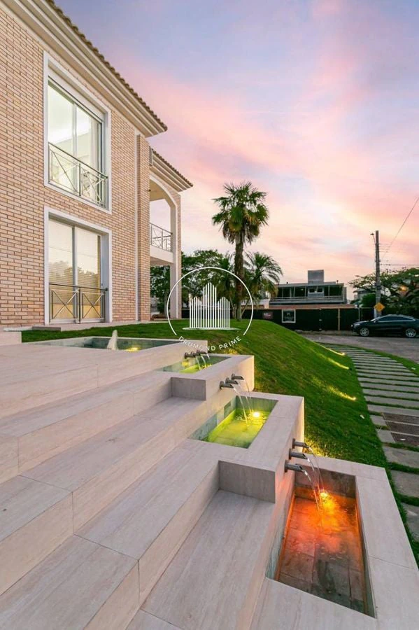 6-bedroom house with 800 m² and a private laundry area