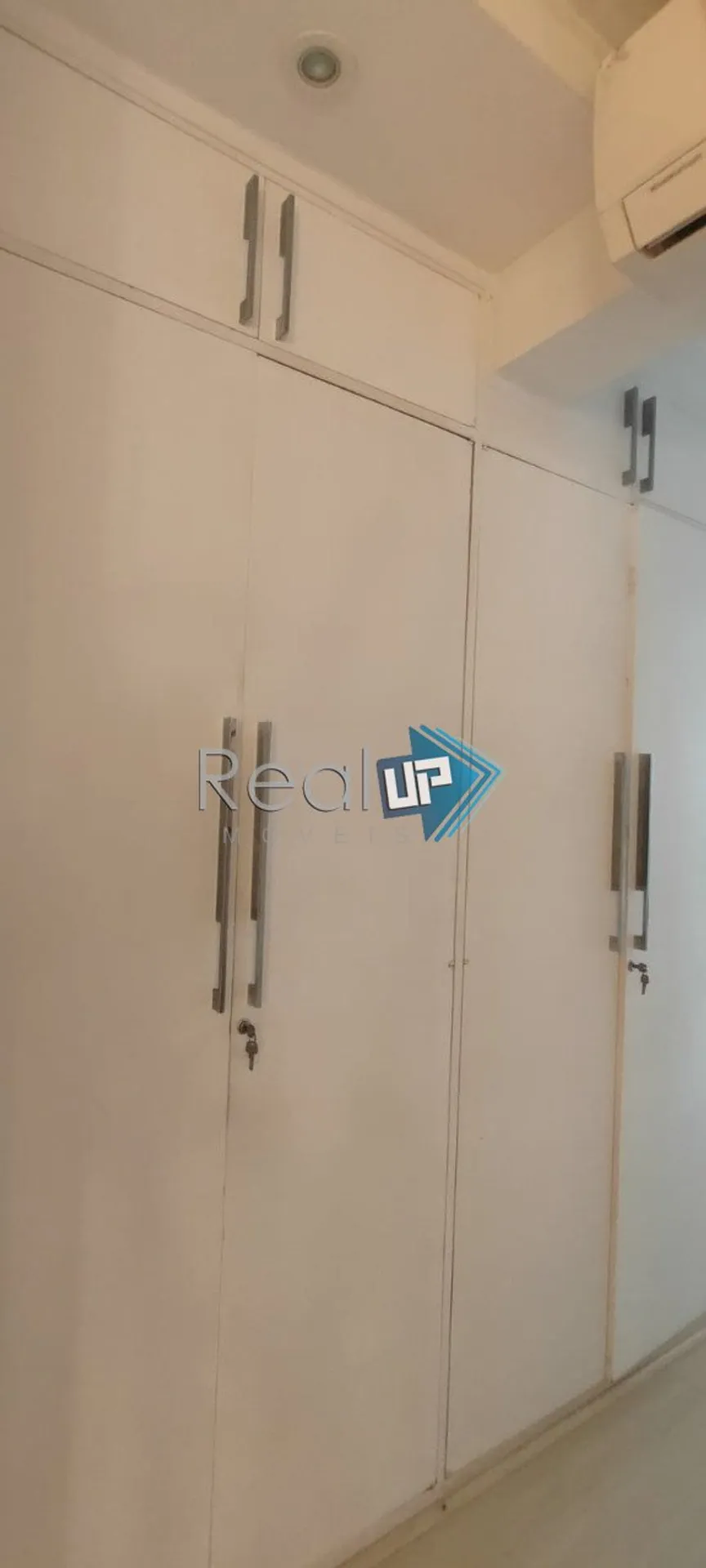 Unfurnished apartment with 3 bedrooms and a glazed balcony — photo 25
