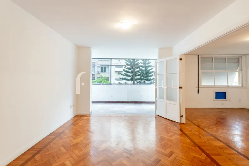Home office in a 4-bedroom apartment, 196 m² — photo 3