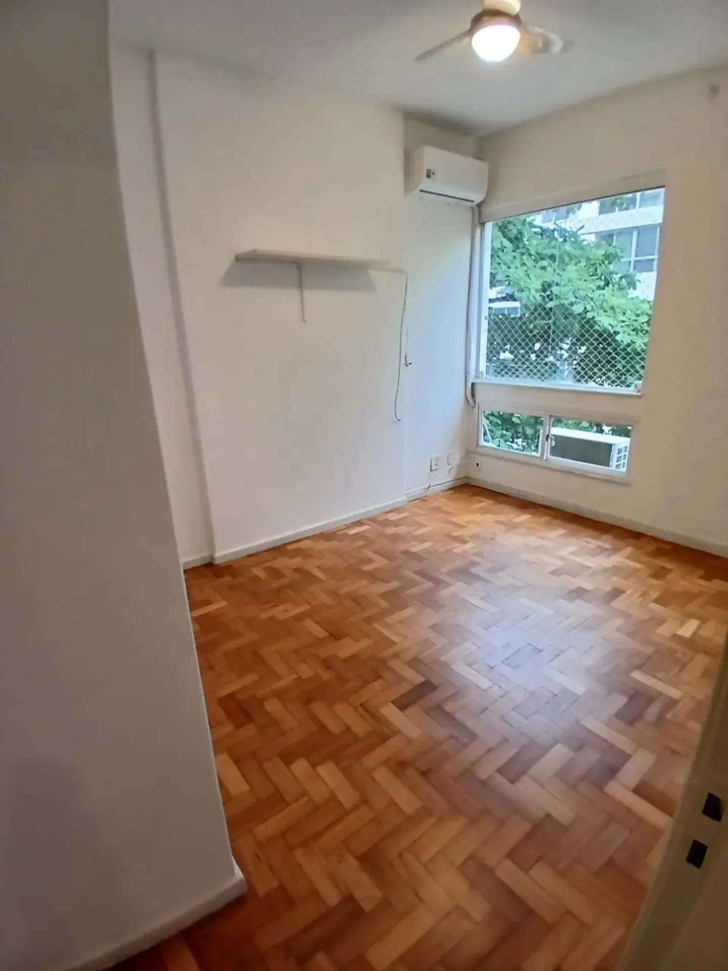 Apartment on the 4th floor with a walk-in closet — photo 3