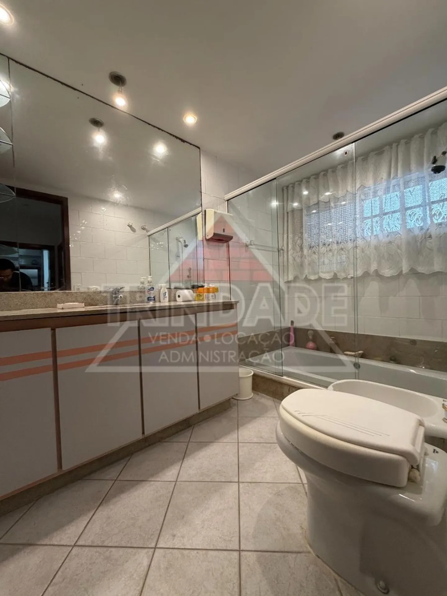 Bathtub in a 6-bedroom apartment, 647 m² — photo 30