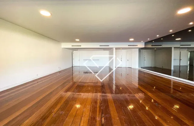 4-bedroom apartment with a balcony and laundry area — photo 14