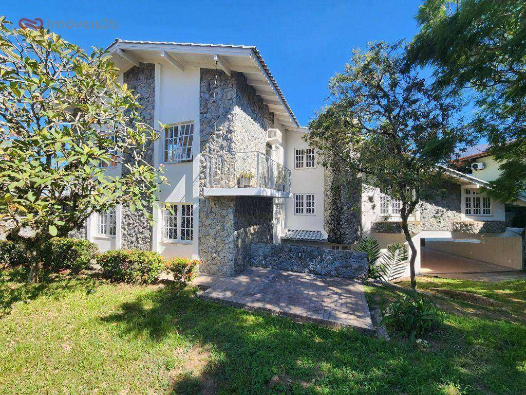 House with 5 bedrooms and shared pool area — photo 3