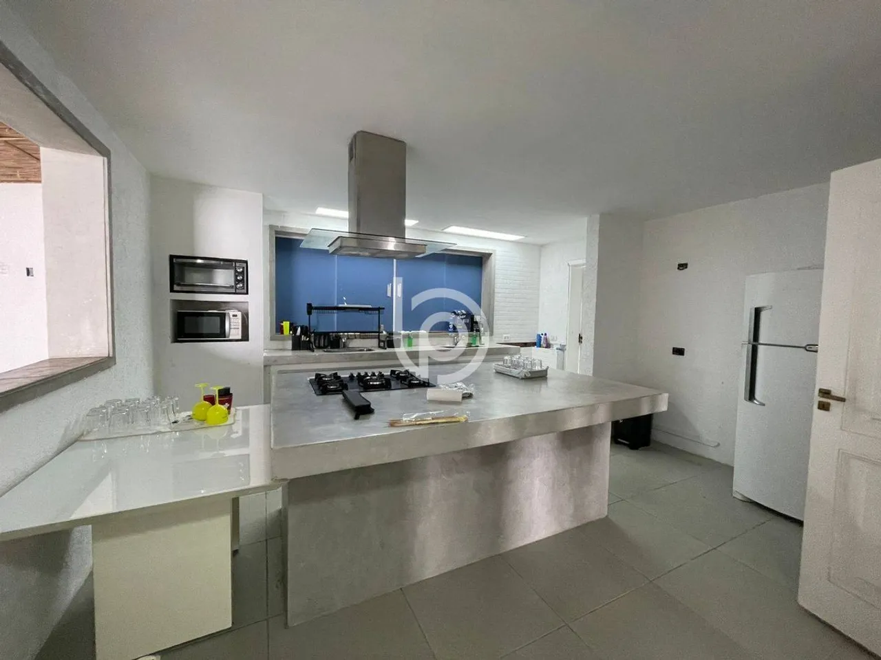 Furnished house with balcony sink and 4 bedrooms — photo 8