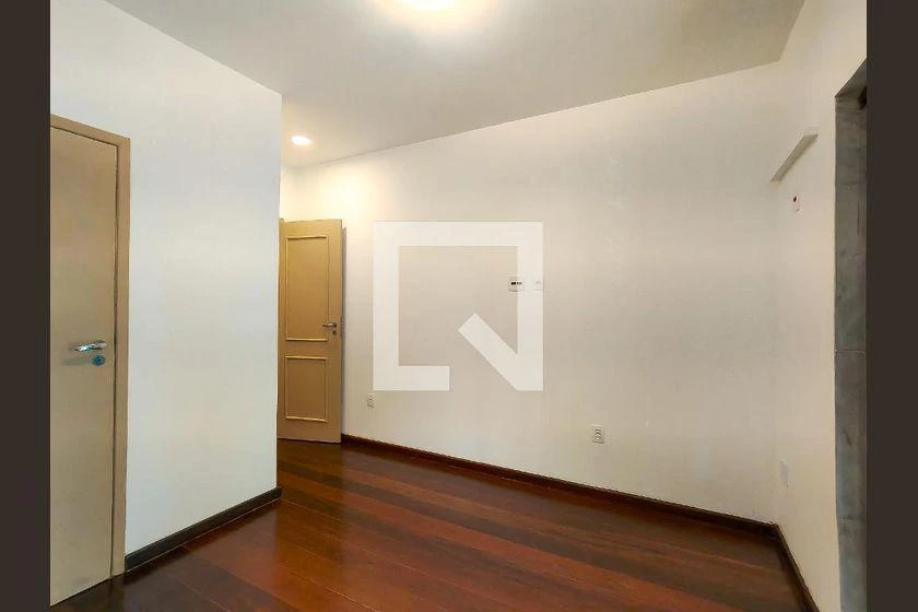 Rental house with 5 bedrooms and a balcony — photo 33