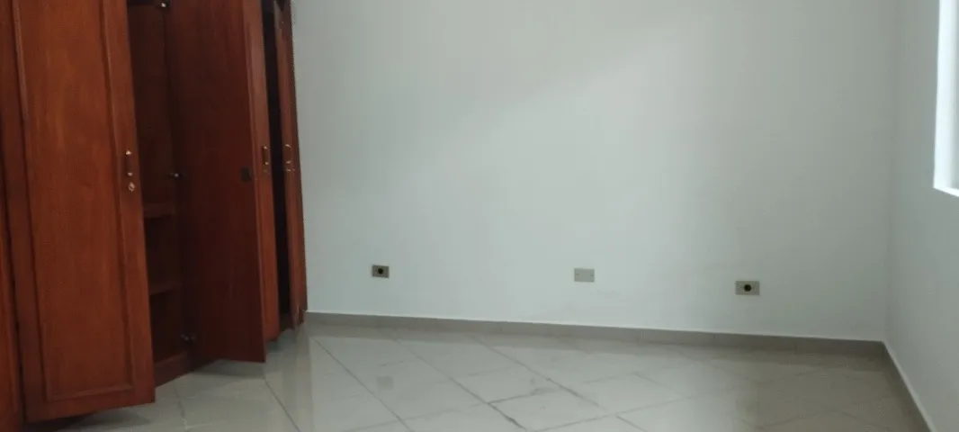 Furnished commercial house with 3 bedrooms and 3 bathrooms — photo 3