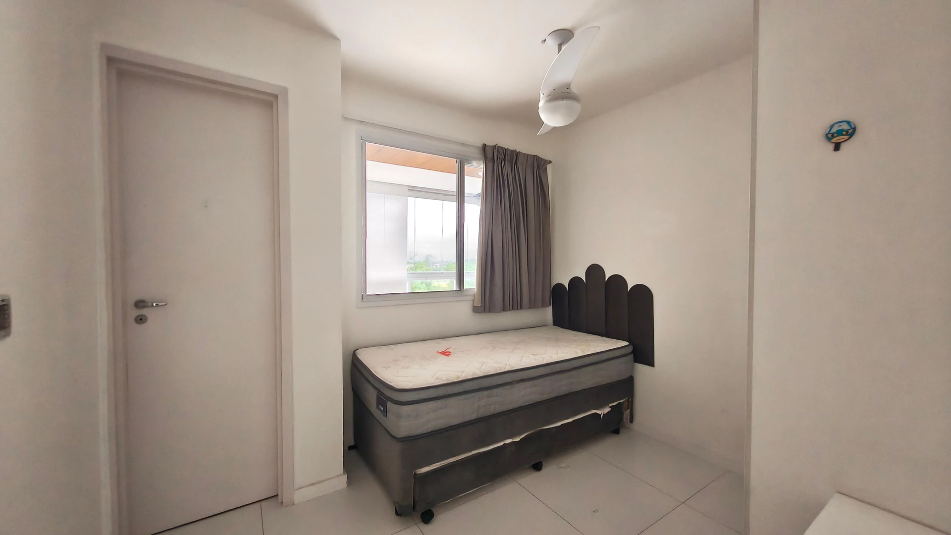 Glass-enclosed balcony in a 3-bedroom apartment, 87 m² — photo 14