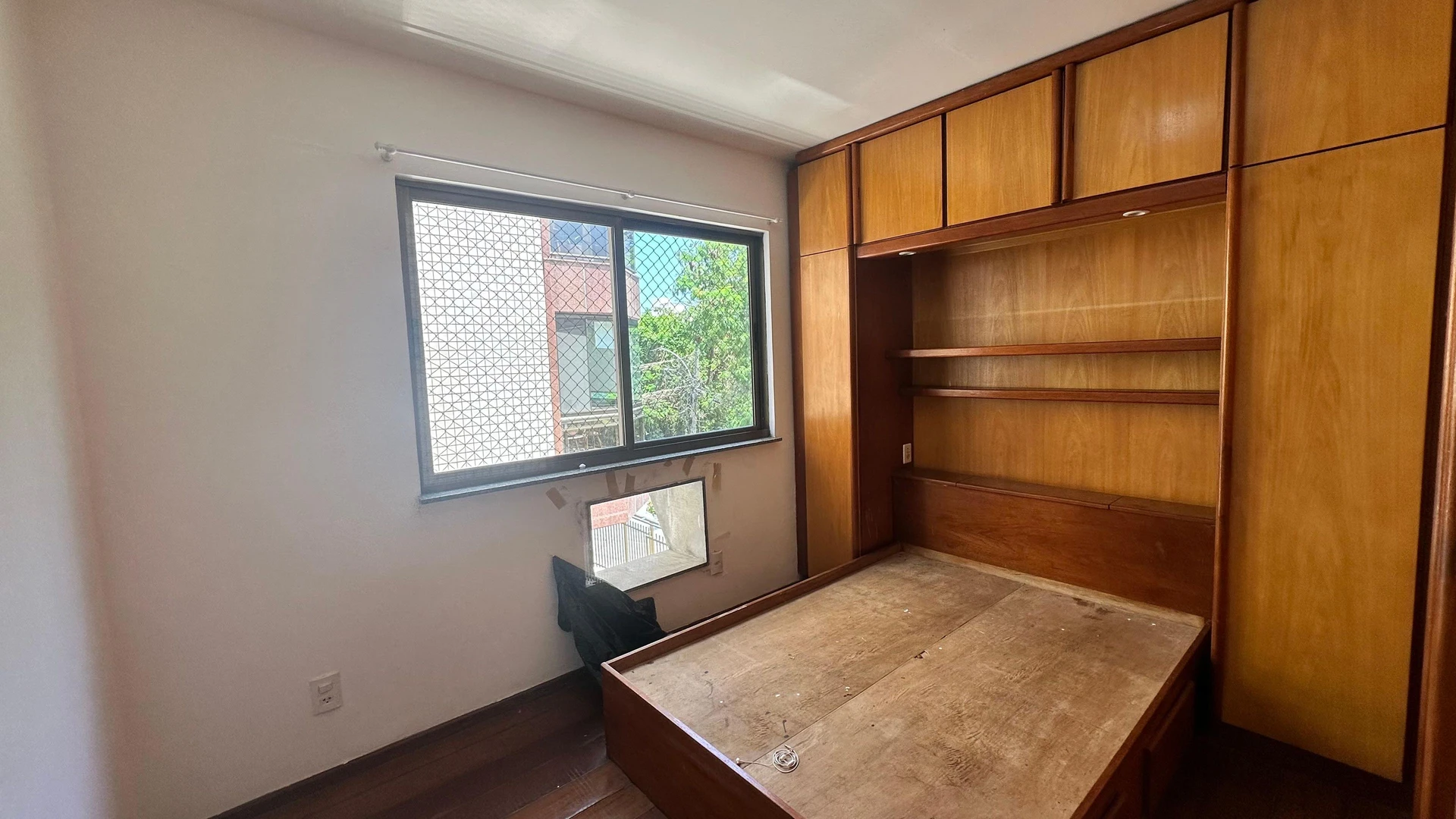Apartment with built-in wardrobes and a balcony — photo 17