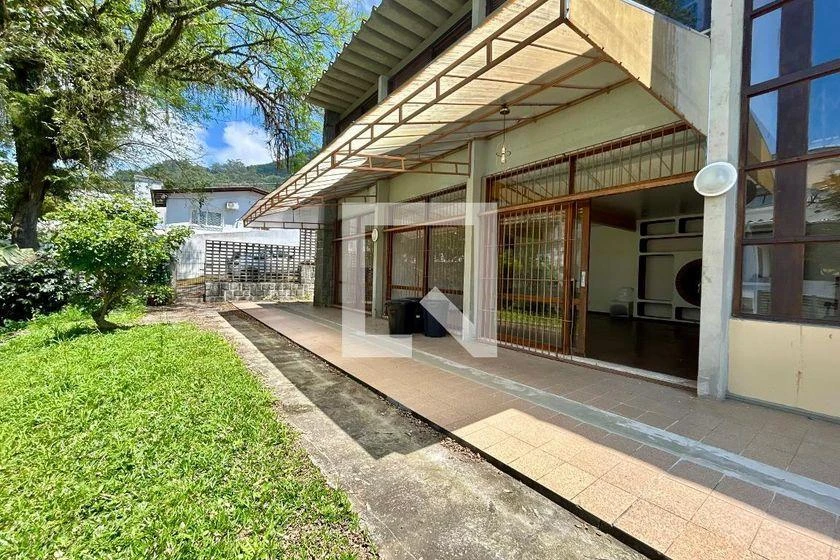 4-bedroom house with a bathtub — photo 28