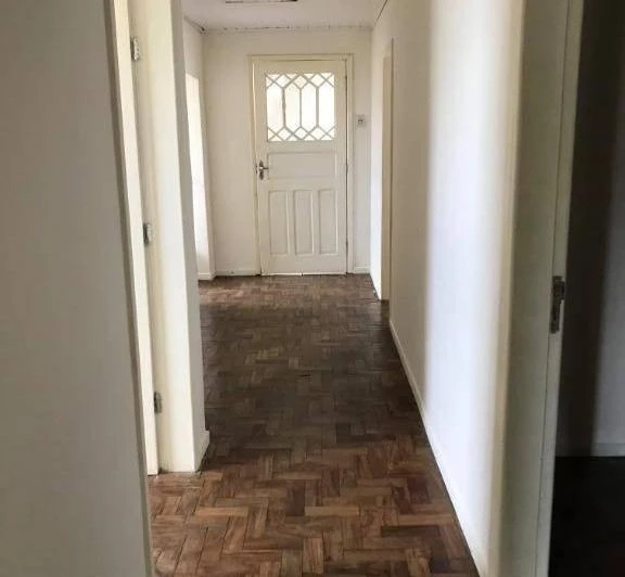 House with 3 bedrooms and wood floors — photo 8