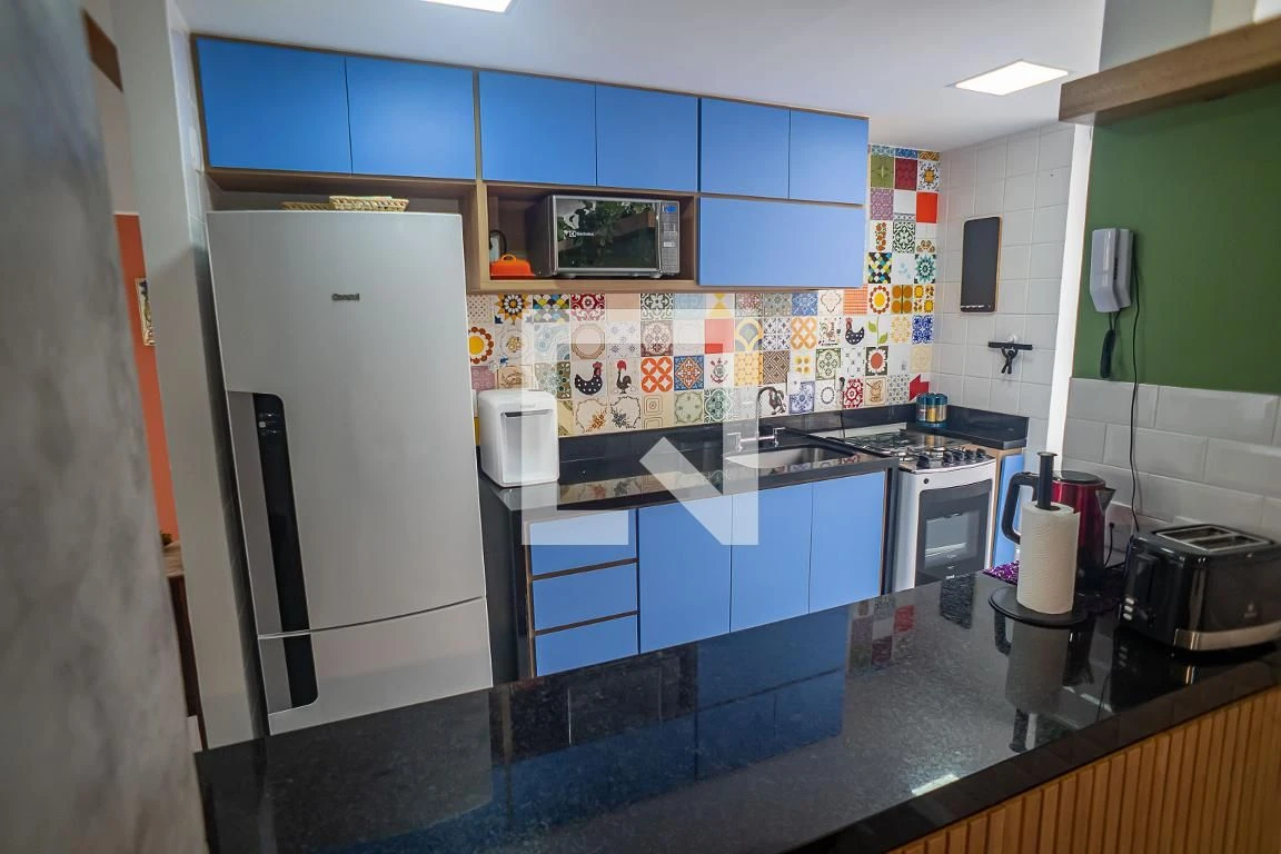 Furnished 2-bedroom apartment with en-suite bathrooms and open kitchen — photo 24