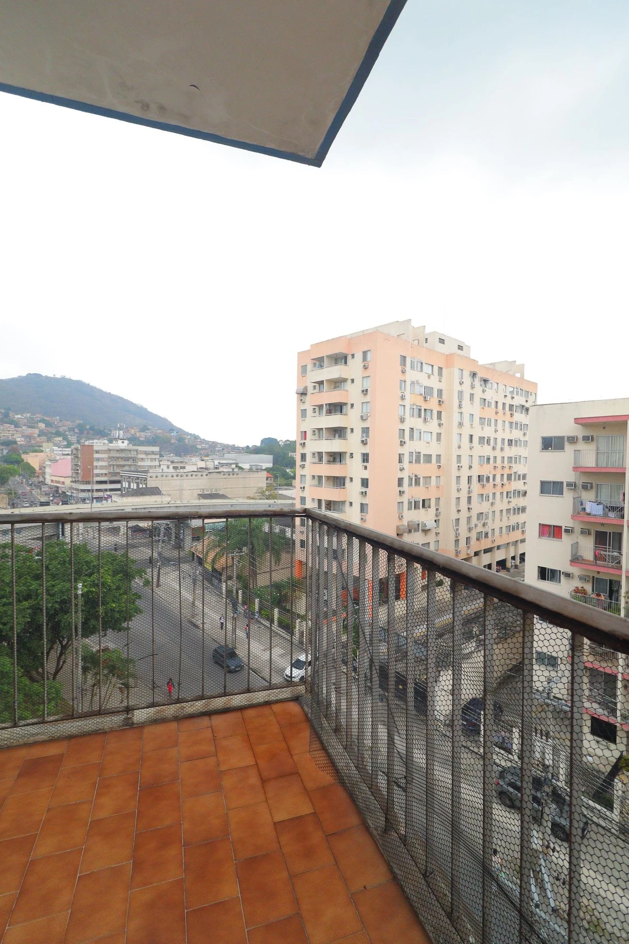 Furnished 3-bedroom apartment with balcony — photo 52