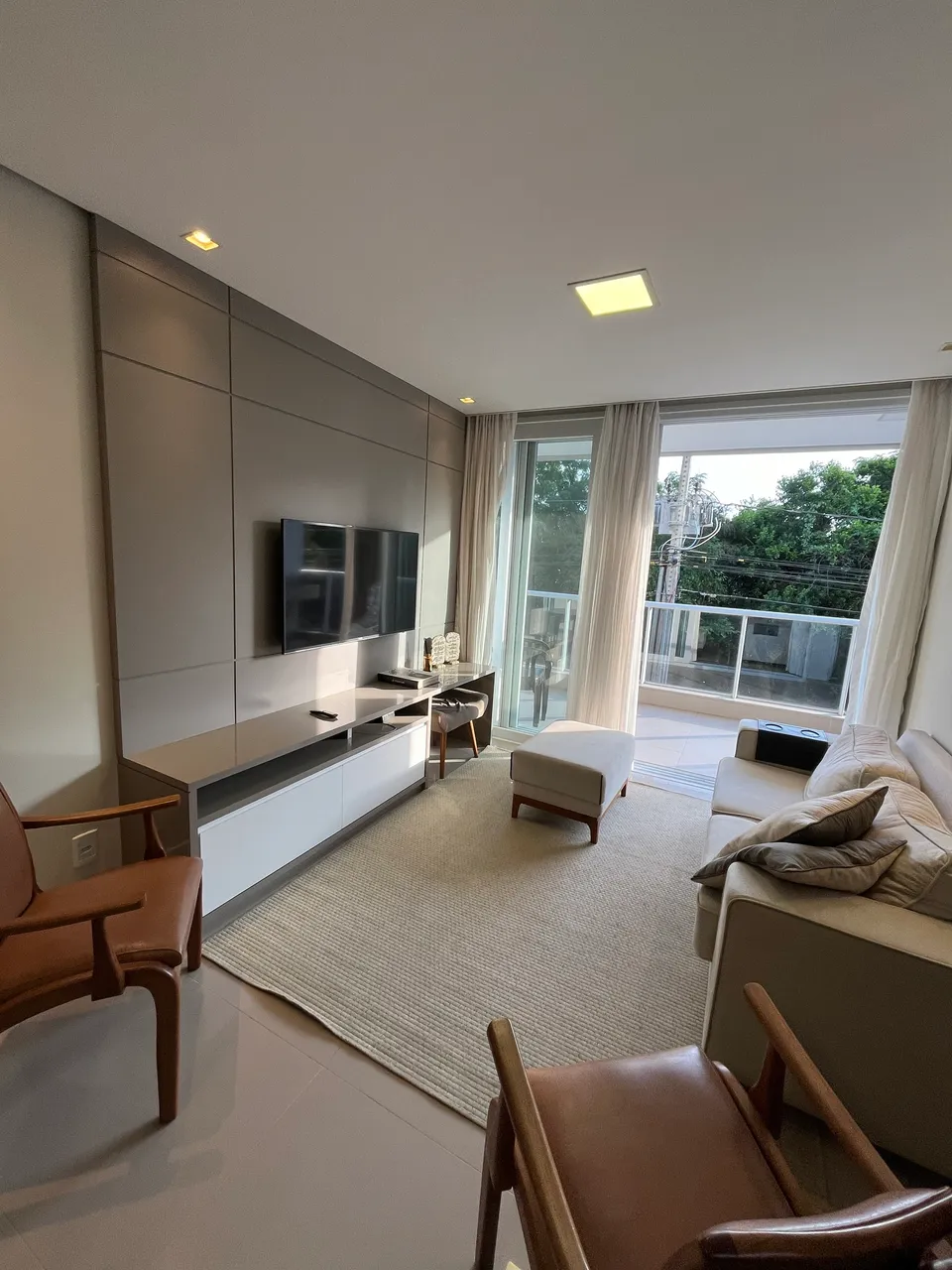 Квартира 100 м² с застеклённым балконом и грилем на балконе — photo 12