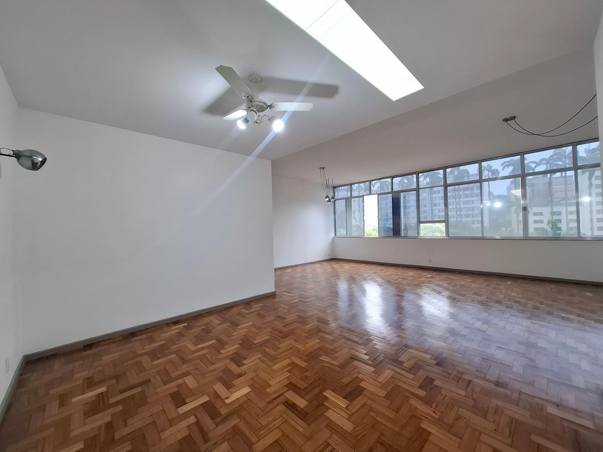 Apartment, 169 m², with floor-to-ceiling windows