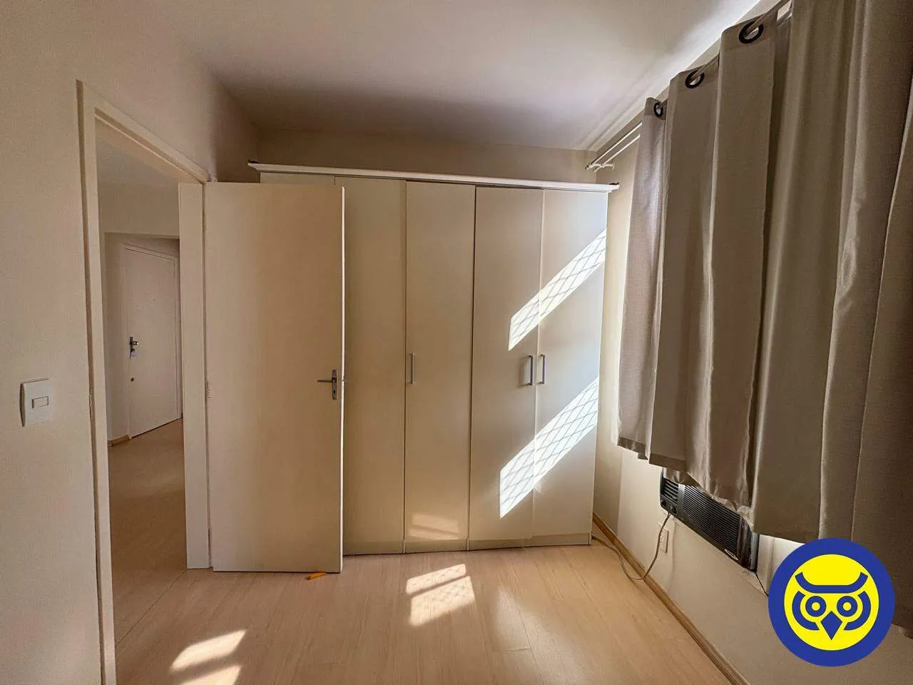 One-bedroom apartment with wood or laminate floors — photo 6