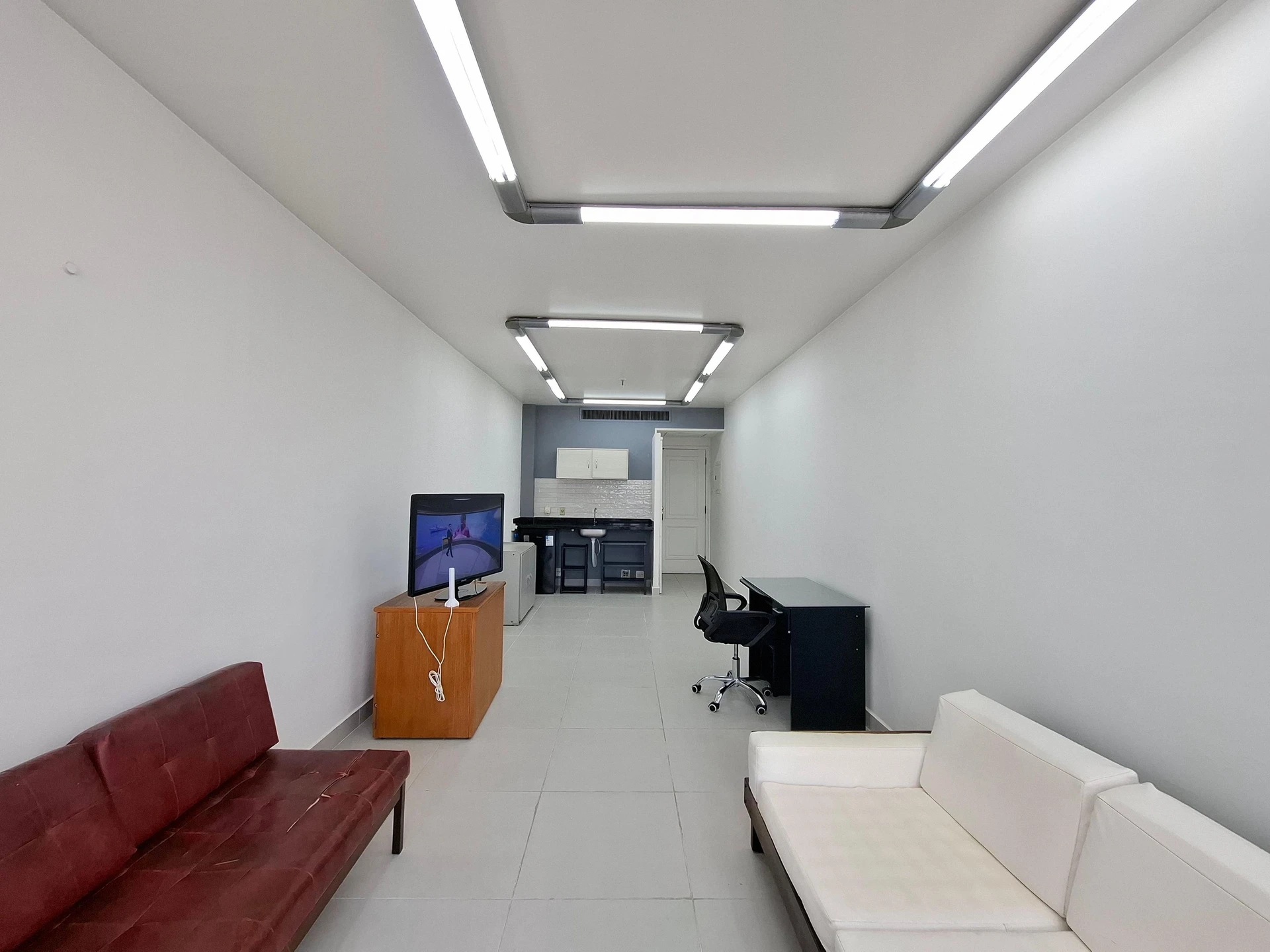 Furnished studio, 32 m², with a water view — photo 2