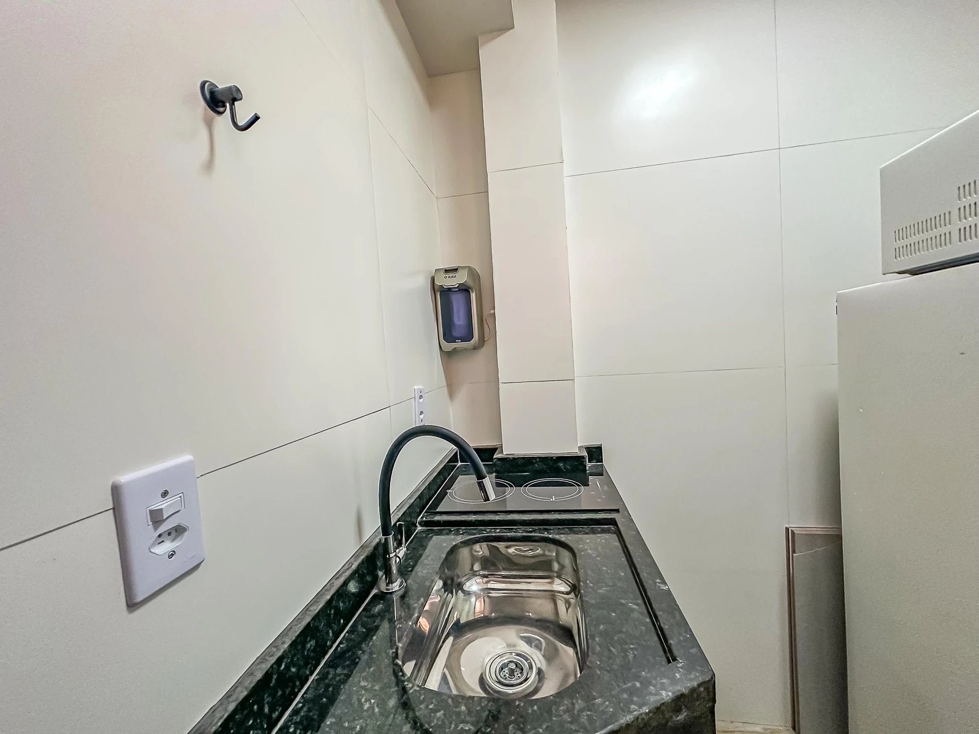 Furnished 1-bedroom apartment with no parking — photo 7