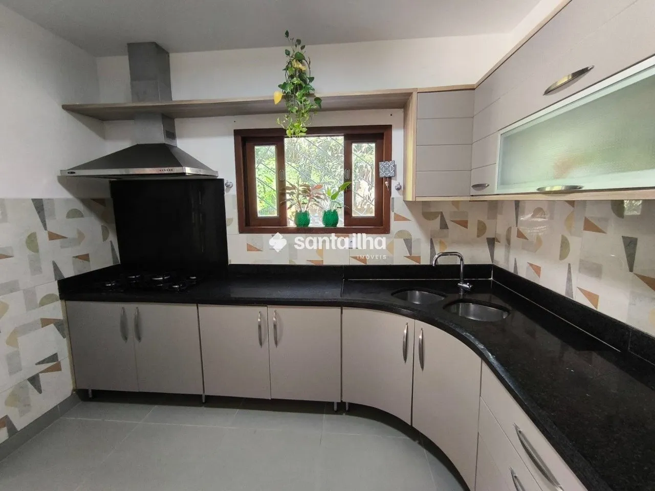 Furnished 3-bedroom house with 4 parking spaces