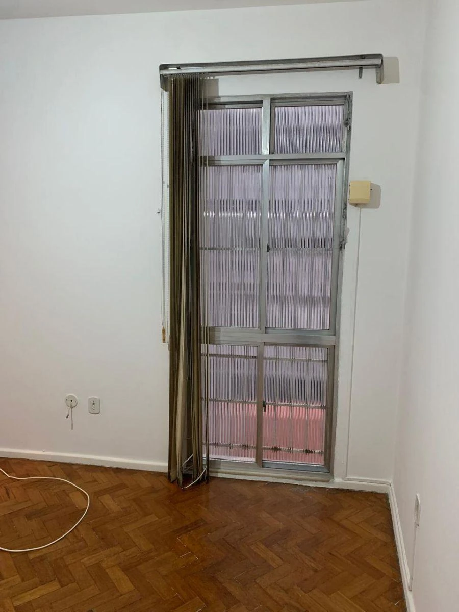 Wood or laminate floors in a 2-bedroom apartment, 67 m² — photo 2